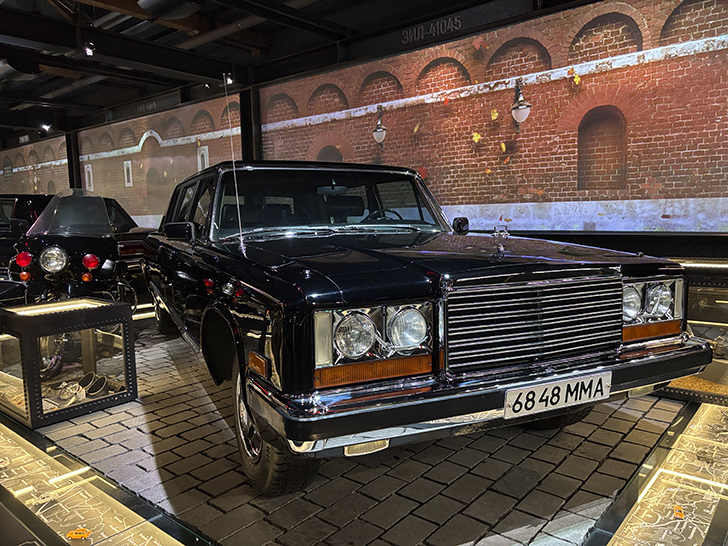 Музей Гаража особого назначения ФСО России расположен на ВДНХ в павильонах №53 и №54 (фото Олег Д., осень, 2025)