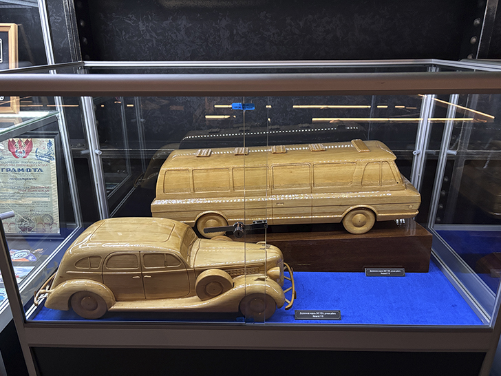 Музей Гаража особого назначения ФСО России расположен на ВДНХ в павильонах №53 и №54 (фото Олег Д., осень, 2025)