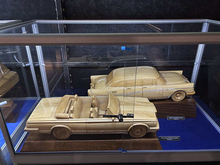 Музей Гаража особого назначения ФСО России расположен на ВДНХ в павильонах №53 и №54 (фото Олег Д., осень, 2025)