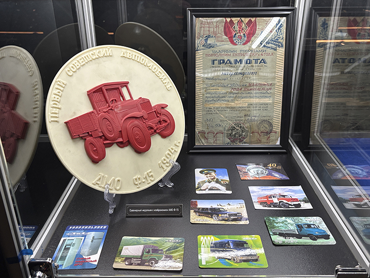 Музей Гаража особого назначения ФСО России расположен на ВДНХ в павильонах №53 и №54 (фото Олег Д., осень, 2025)