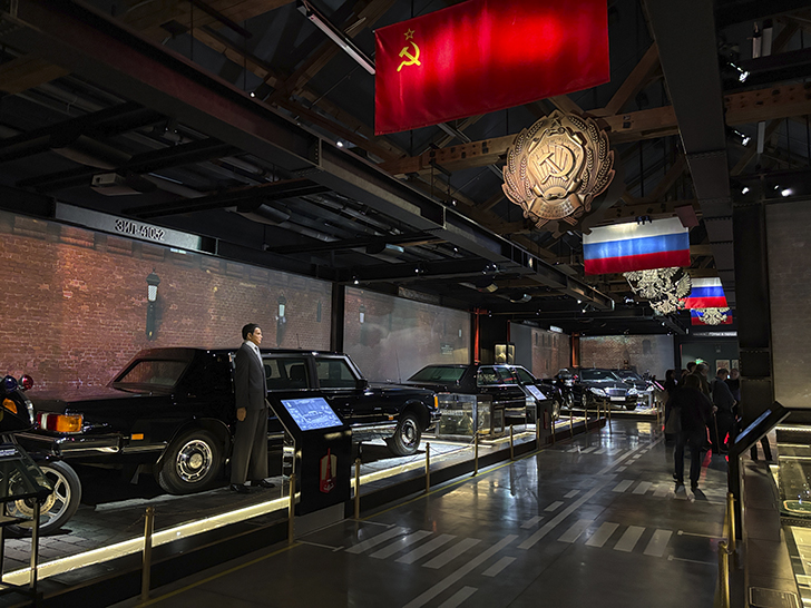 Музей Гаража особого назначения ФСО России расположен на ВДНХ в павильонах №53 и №54 (фото Олег Д., осень, 2025)