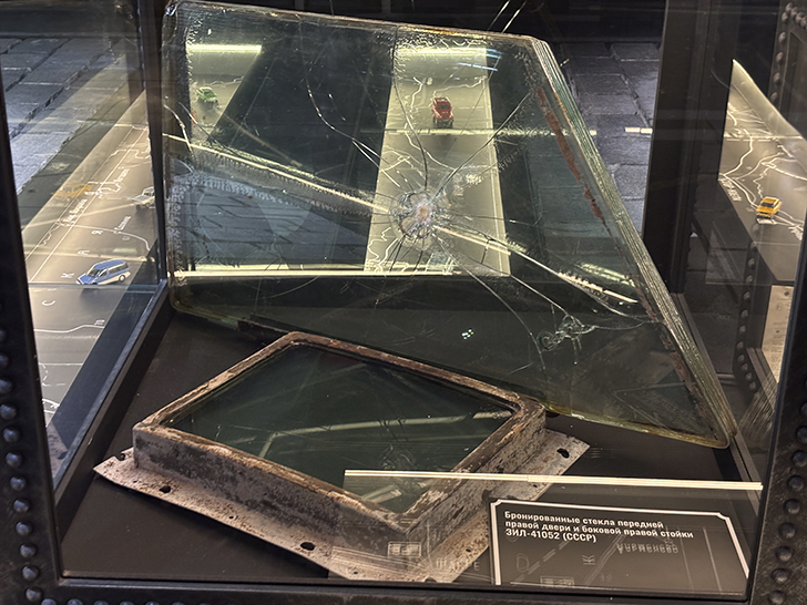 Музей Гаража особого назначения ФСО России расположен на ВДНХ в павильонах №53 и №54 (фото Олег Д., осень, 2025)