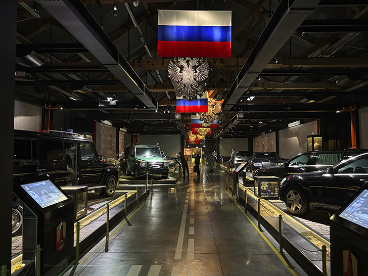 Музей Гаража особого назначения ФСО России расположен на ВДНХ в павильонах №53 и №54 (фото Олег Д., осень, 2025)