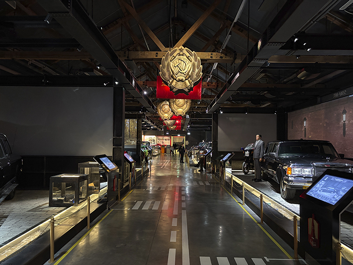 Музей Гаража особого назначения ФСО России расположен на ВДНХ в павильонах №53 и №54 (фото Олег Д., осень, 2025)