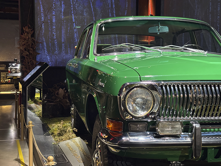 Музей Гаража особого назначения ФСО России расположен на ВДНХ в павильонах №53 и №54 (фото Олег Д., осень, 2025)