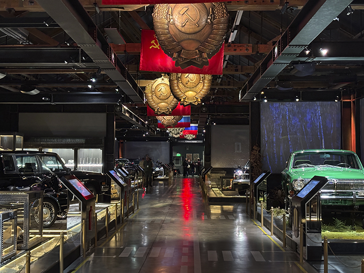 Музей Гаража особого назначения ФСО России расположен на ВДНХ в павильонах №53 и №54 (фото Олег Д., осень, 2025)