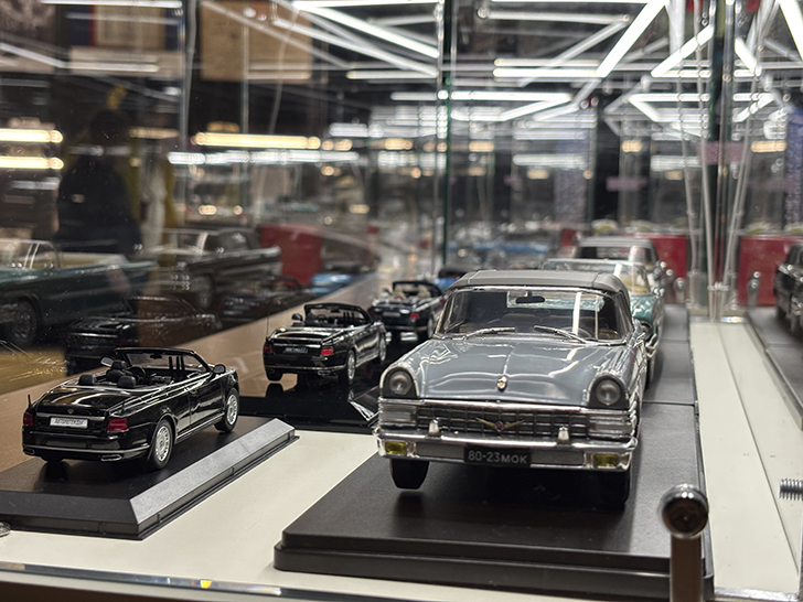 Музей Гаража особого назначения ФСО России расположен на ВДНХ в павильонах №53 и №54 (фото Олег Д., осень, 2025)