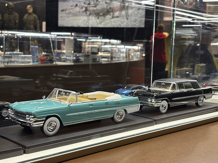 Музей Гаража особого назначения ФСО России расположен на ВДНХ в павильонах №53 и №54 (фото Олег Д., осень, 2025)