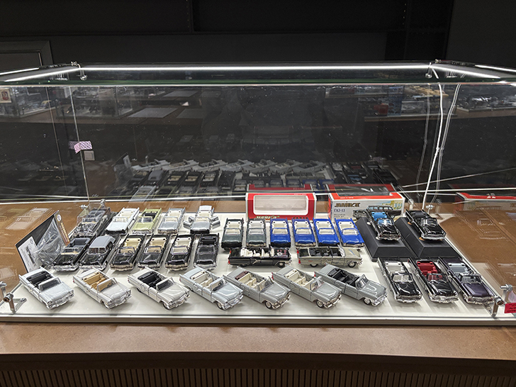 Музей Гаража особого назначения ФСО России расположен на ВДНХ в павильонах №53 и №54 (фото Олег Д., осень, 2025)