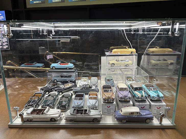 Музей Гаража особого назначения ФСО России расположен на ВДНХ в павильонах №53 и №54 (фото Олег Д., осень, 2025)