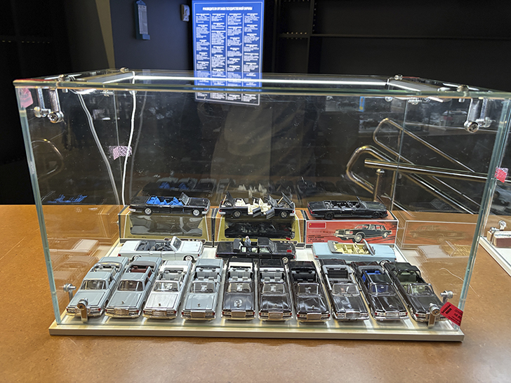 Музей Гаража особого назначения ФСО России расположен на ВДНХ в павильонах №53 и №54 (фото Олег Д., осень, 2025)