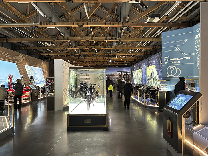 Павильон №54 на ВДНХ — это пространство Музея Гаража особого назначения ФСО России (фото Олег Д., осень, 2025)