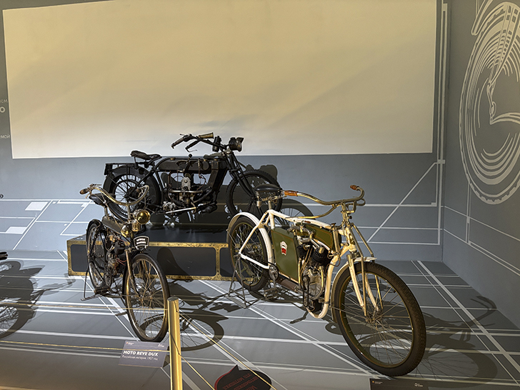 Павильон №54 на ВДНХ — это пространство Музея Гаража особого назначения ФСО России (фото Олег Д., осень, 2025)