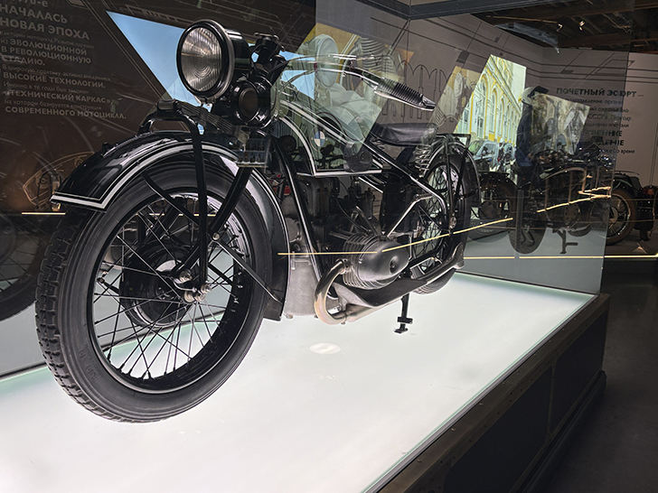 Павильон №54 на ВДНХ — это пространство Музея Гаража особого назначения ФСО России (фото Олег Д., осень, 2025)