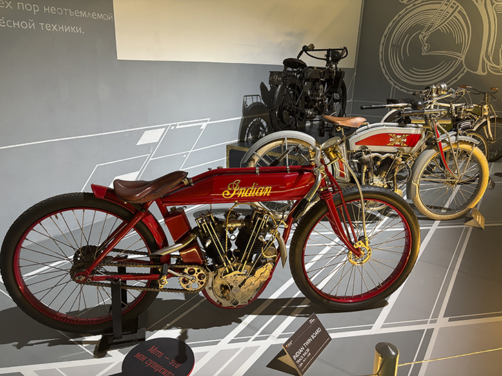 Павильон №54 на ВДНХ — это пространство Музея Гаража особого назначения ФСО России (фото Олег Д., осень, 2025)