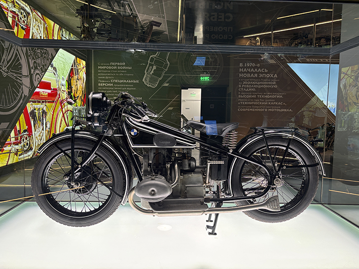 Павильон №54 на ВДНХ — это пространство Музея Гаража особого назначения ФСО России (фото Олег Д., осень, 2025)