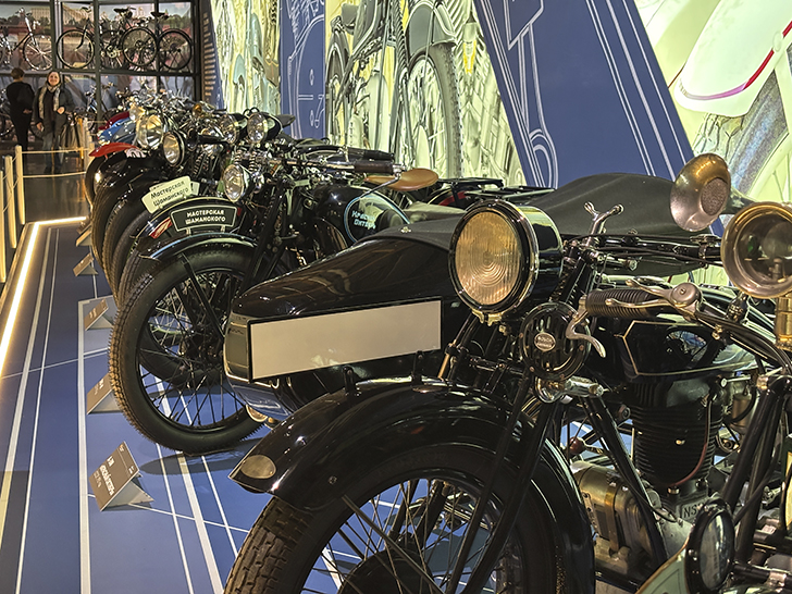 Павильон №54 на ВДНХ — это пространство Музея Гаража особого назначения ФСО России (фото Олег Д., осень, 2025)