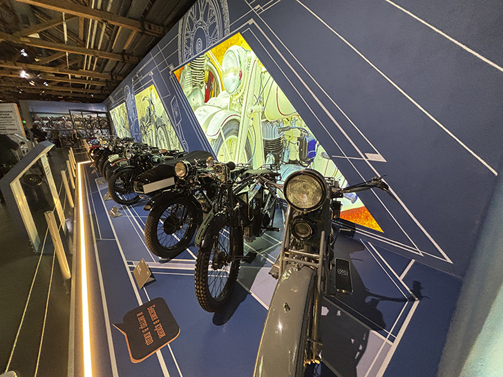 Павильон №54 на ВДНХ — это пространство Музея Гаража особого назначения ФСО России (фото Олег Д., осень, 2025)