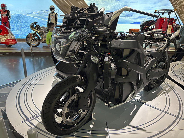 Павильон №54 на ВДНХ — это пространство Музея Гаража особого назначения ФСО России (фото Олег Д., осень, 2025)