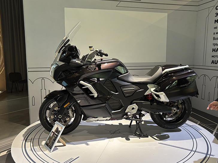 Павильон №54 на ВДНХ — это пространство Музея Гаража особого назначения ФСО России (фото Олег Д., осень, 2025)