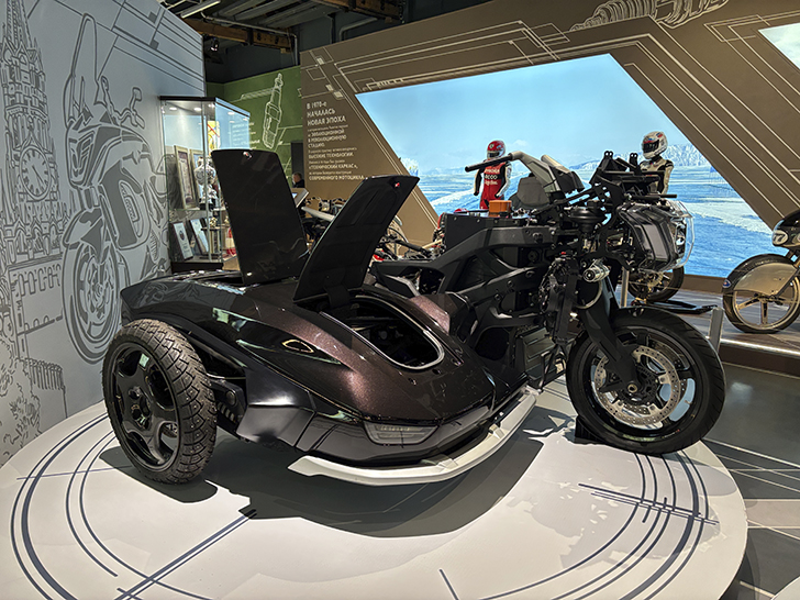 Павильон №54 на ВДНХ — это пространство Музея Гаража особого назначения ФСО России (фото Олег Д., осень, 2025)