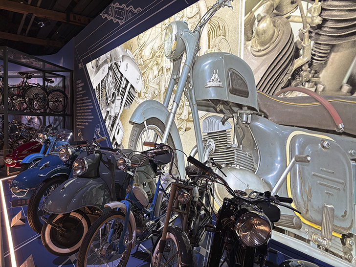 Павильон №54 на ВДНХ — это пространство Музея Гаража особого назначения ФСО России (фото Олег Д., осень, 2025)