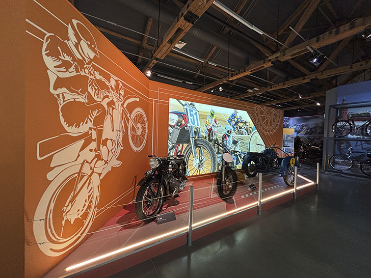 Павильон №54 на ВДНХ — это пространство Музея Гаража особого назначения ФСО России (фото Олег Д., осень, 2025)