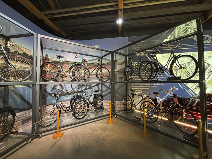 Павильон №54 на ВДНХ — это пространство Музея Гаража особого назначения ФСО России (фото Олег Д., осень, 2025)