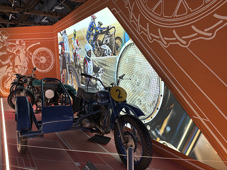 Павильон №54 на ВДНХ — это пространство Музея Гаража особого назначения ФСО России (фото Олег Д., осень, 2025)