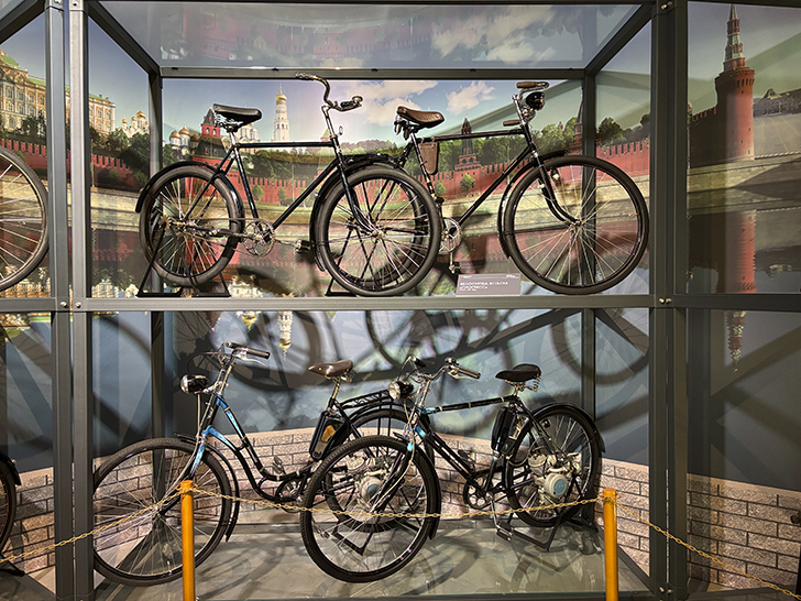 Павильон №54 на ВДНХ — это пространство Музея Гаража особого назначения ФСО России (фото Олег Д., осень, 2025)