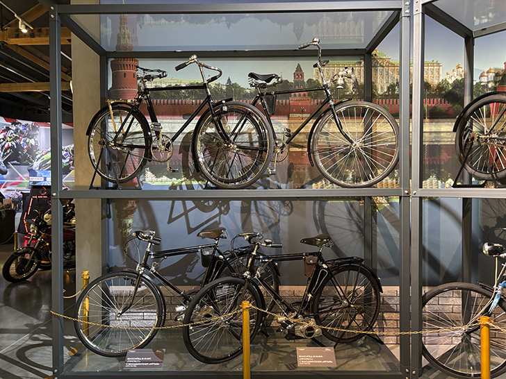 Павильон №54 на ВДНХ — это пространство Музея Гаража особого назначения ФСО России (фото Олег Д., осень, 2025)