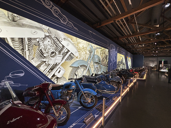 Павильон №54 на ВДНХ — это пространство Музея Гаража особого назначения ФСО России (фото Олег Д., осень, 2025)