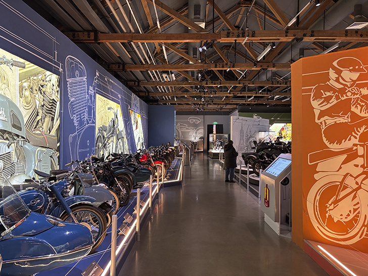 Павильон №54 на ВДНХ — это пространство Музея Гаража особого назначения ФСО России (фото Олег Д., осень, 2025)