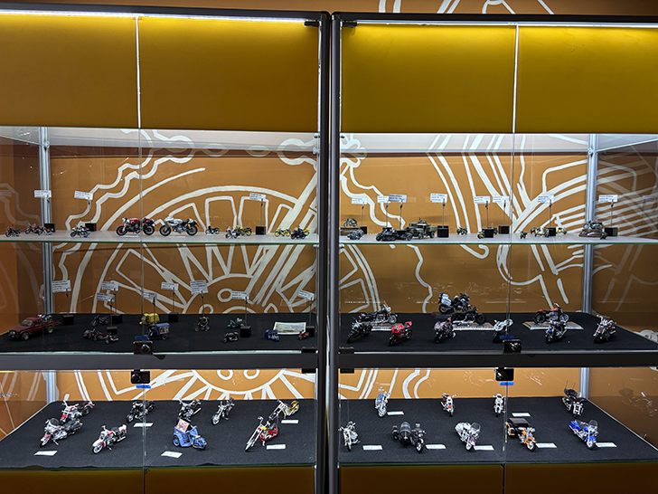 Павильон №54 на ВДНХ — это пространство Музея Гаража особого назначения ФСО России (фото Олег Д., осень, 2025)