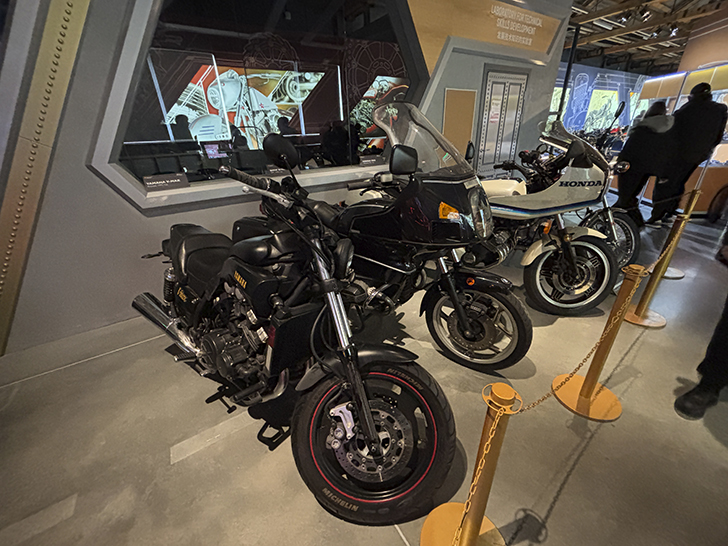 Павильон №54 на ВДНХ — это пространство Музея Гаража особого назначения ФСО России (фото Олег Д., осень, 2025)