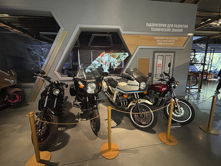 Павильон №54 на ВДНХ — это пространство Музея Гаража особого назначения ФСО России (фото Олег Д., осень, 2025)