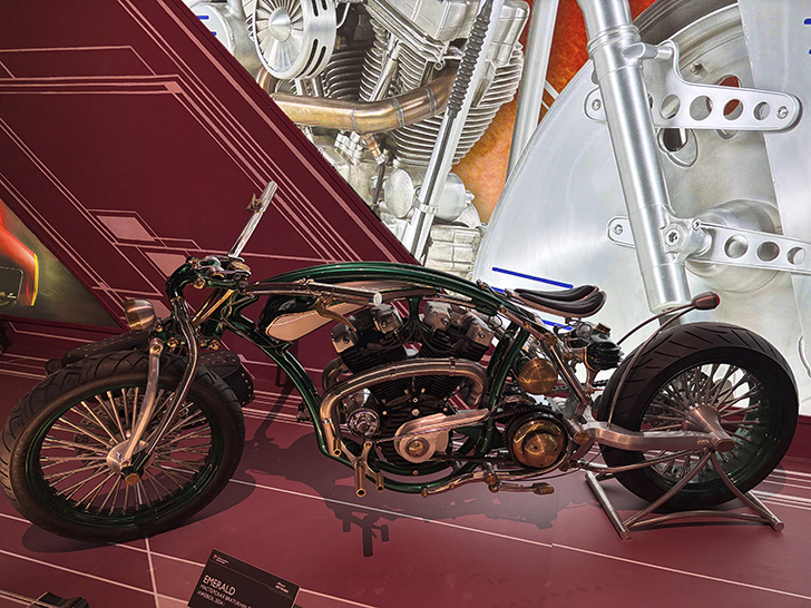 Павильон №54 на ВДНХ — это пространство Музея Гаража особого назначения ФСО России (фото Олег Д., осень, 2025)