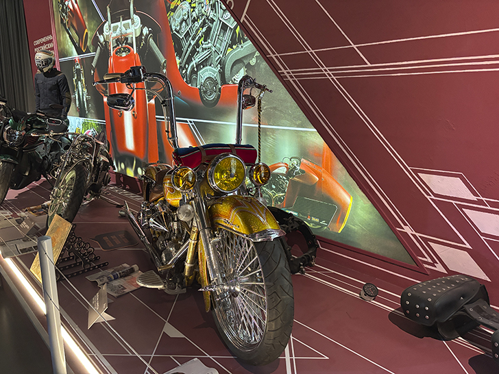 Павильон №54 на ВДНХ — это пространство Музея Гаража особого назначения ФСО России (фото Олег Д., осень, 2025)