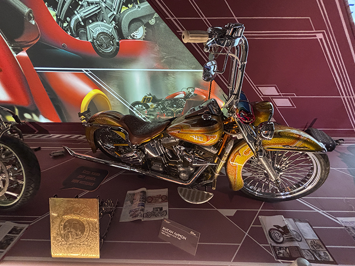 Павильон №54 на ВДНХ — это пространство Музея Гаража особого назначения ФСО России (фото Олег Д., осень, 2025)