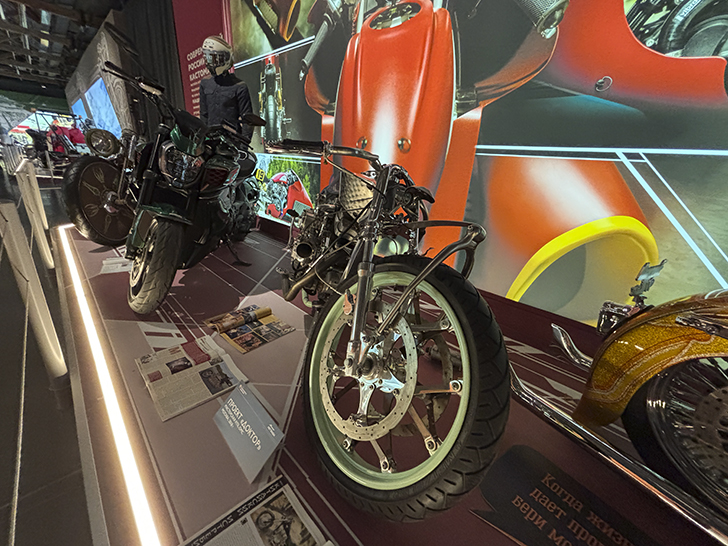 Павильон №54 на ВДНХ — это пространство Музея Гаража особого назначения ФСО России (фото Олег Д., осень, 2025)