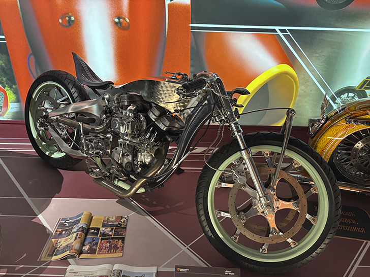 Павильон №54 на ВДНХ — это пространство Музея Гаража особого назначения ФСО России (фото Олег Д., осень, 2025)