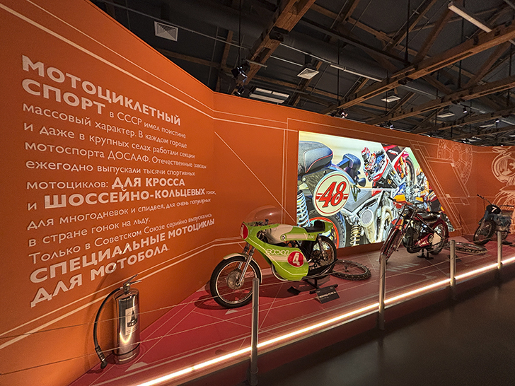 Павильон №54 на ВДНХ — это пространство Музея Гаража особого назначения ФСО России (фото Олег Д., осень, 2025)