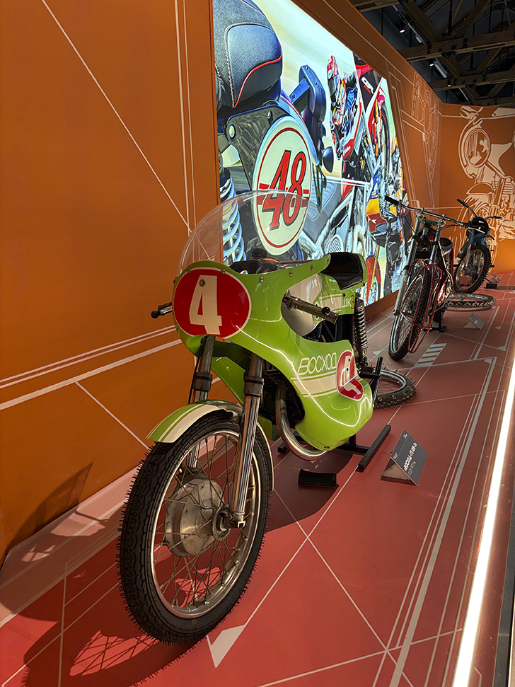 Павильон №54 на ВДНХ — это пространство Музея Гаража особого назначения ФСО России (фото Олег Д., осень, 2025)