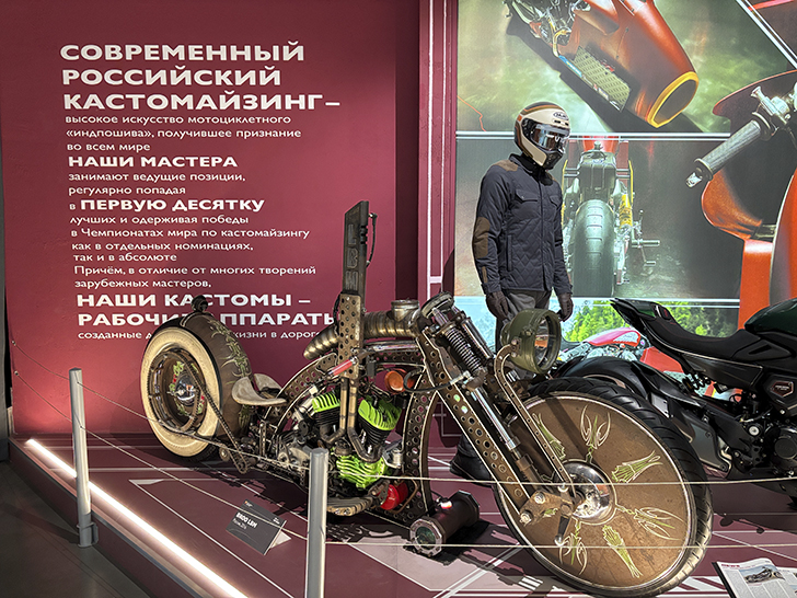 Павильон №54 на ВДНХ — это пространство Музея Гаража особого назначения ФСО России (фото Олег Д., осень, 2025)