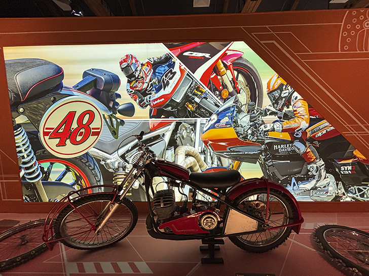 Павильон №54 на ВДНХ — это пространство Музея Гаража особого назначения ФСО России (фото Олег Д., осень, 2025)