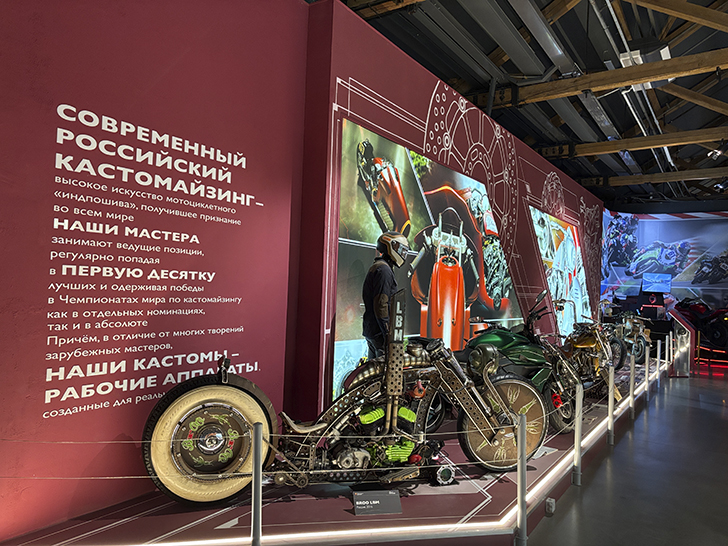 Павильон №54 на ВДНХ — это пространство Музея Гаража особого назначения ФСО России (фото Олег Д., осень, 2025)