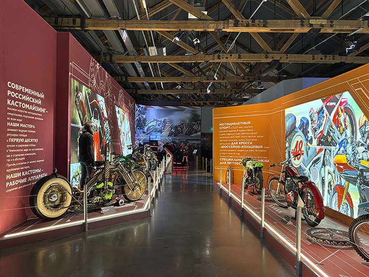 Павильон №54 на ВДНХ — это пространство Музея Гаража особого назначения ФСО России (фото Олег Д., осень, 2025)