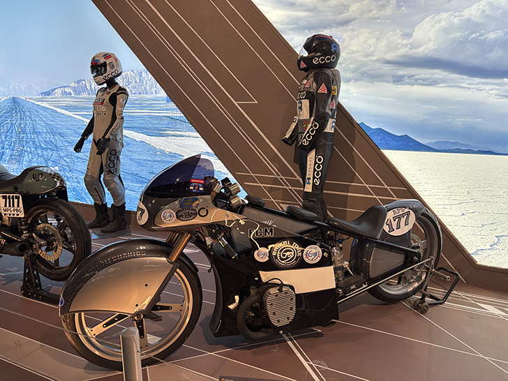 Павильон №54 на ВДНХ — это пространство Музея Гаража особого назначения ФСО России (фото Олег Д., осень, 2025)