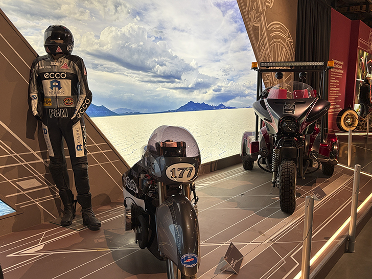 Павильон №54 на ВДНХ — это пространство Музея Гаража особого назначения ФСО России (фото Олег Д., осень, 2025)