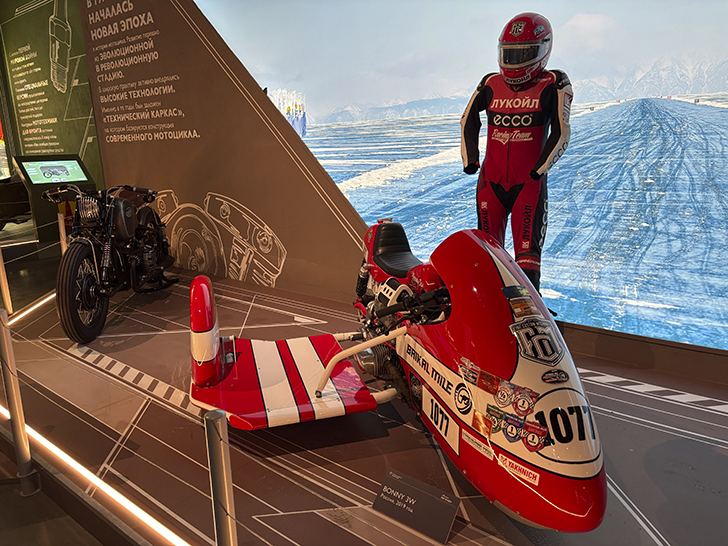 Павильон №54 на ВДНХ — это пространство Музея Гаража особого назначения ФСО России (фото Олег Д., осень, 2025)